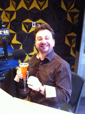 Mon ami Guenael Revel, qui déguste en ondes, mon cocktail ......