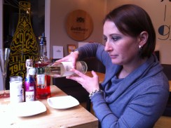 mettez du sucre de canne liquide dans une assiette...