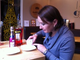 Mettez le sucre scintillant blanc,  dans une autressiette