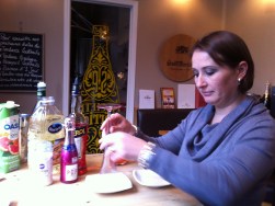 Tournez le bord de votre flûte dans le sucre de canne liquide...