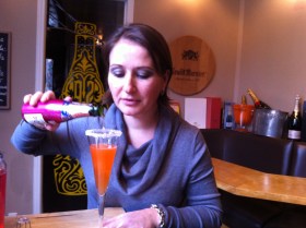 ON vient topper notre cocktail avec le Pop Rosé