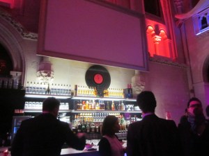 Le bar tout blanc et rose fuschia:)