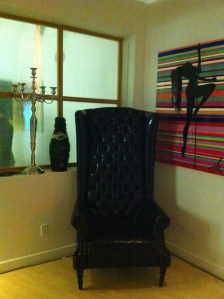 un petit coin bien relax pour prendre le temps de déguster un bon cocktail tout en regardant les toiles exposées :)