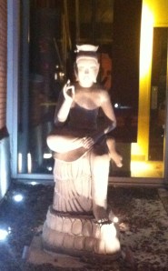 la statue devant l'entrée du restaurant...