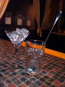 Mettez les glaçons dans le verre à cocktail et le verre à mélange...