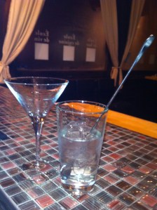 On enlève les glaçons du verre à cocktail...