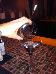 On filtre à l'aide d'une passoire...