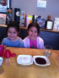 Inès & Lily qui attendent de faire leur cocktail...