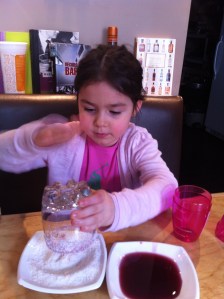 On n'oublie pas de taper le fond du verre pour ne pas avoir de noix de coco râpée dans le verre...