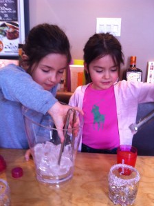 On ajoute de la glace dans les shakers...