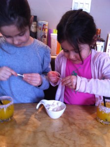 On confectionne les brochettes avec des mini-guimauves...