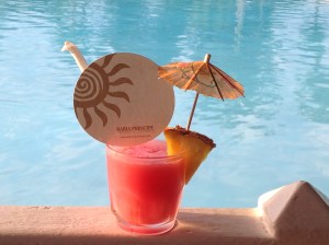 Ah.... Vacances, soleil, bord de piscine et Cocktail !!!