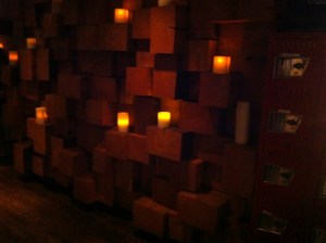 Le mur de bois à l'accueil avec les grosses bougies...