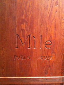 la grosse porte en bois de l'entrée...