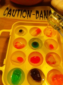 On y met des bonbons en forme de pieds, yeux... et on ajoute de l'eau !