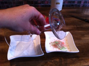 Faites tourner le bord de votre verre dans du sucre de canne liquide et ensuite dans les bonbons pétillants....