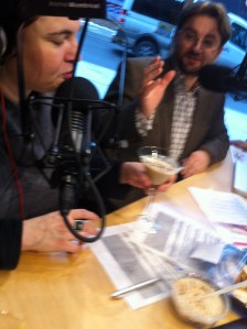 Sophie en pleine dégustation du Toblerone...