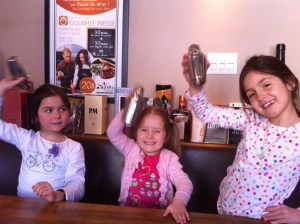 Allez les filles... On shake en souriant ! 