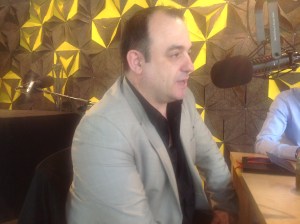 Eric qui parle de ses tapas créés pour matcher avec  mon cocktail....