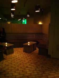 les banquettes en bois pour venir en groupe d'amis...