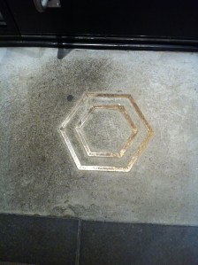 Logo dans le béton devant la porte d'entrée...