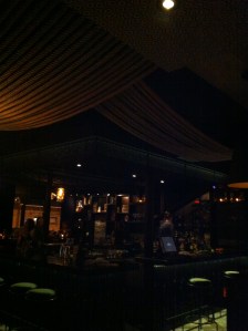 Le bar... et les cordages au plafond !