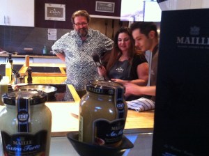 Sophie, Philippe et notre Chef Mac en pleine action.....